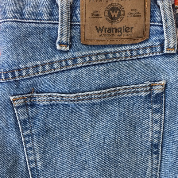 Men’s Wrangler Relaxed Straight Leg Jeans - Picture 2 of 6